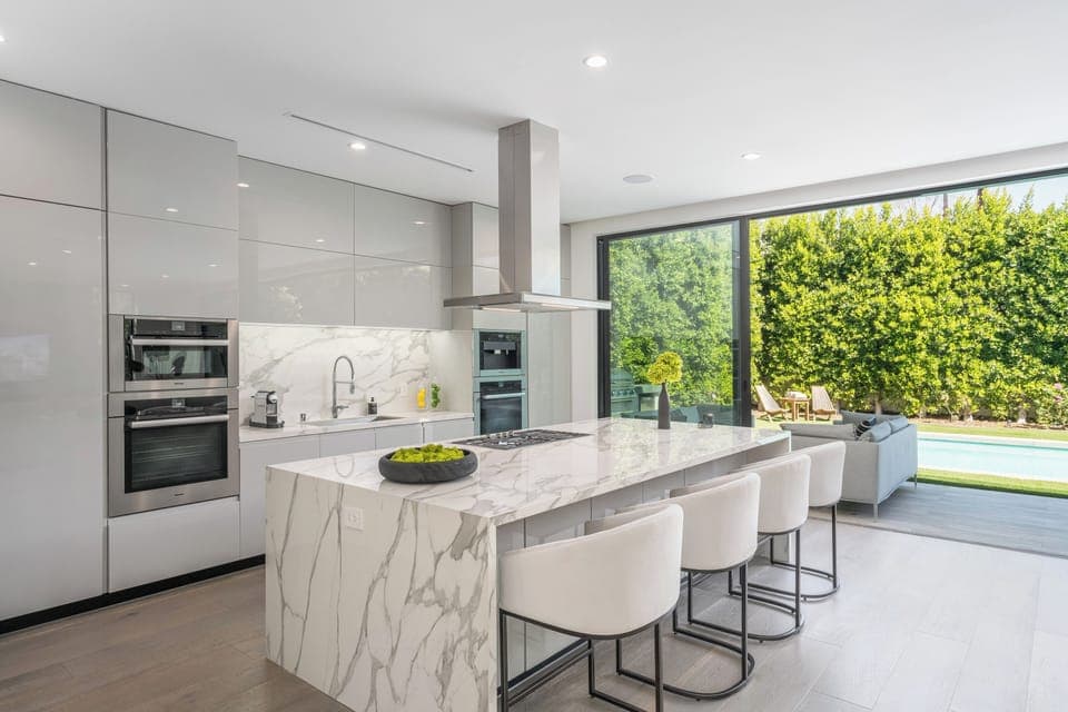 Fully Equipped Kitchen, Double Oven, Coffee Maker, Fridge, Freezer, Microwave 