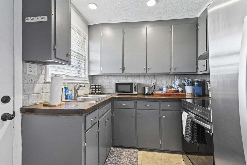 Cook with ease in the fully equipped kitchen.