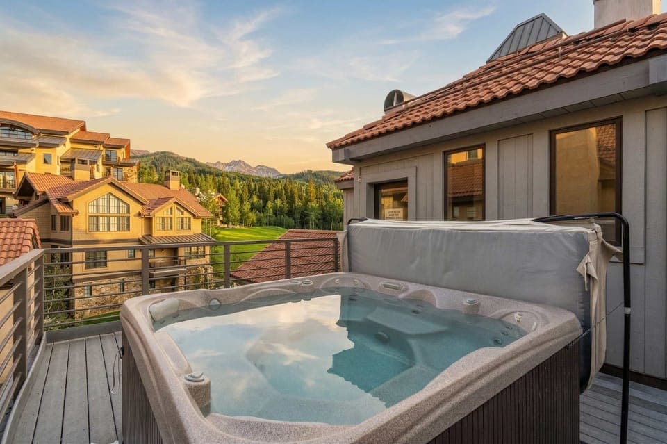 Shared 8-person hot tub 
