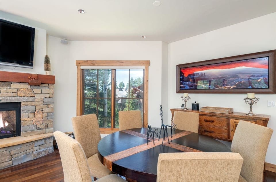 Dining area with seating for 6
