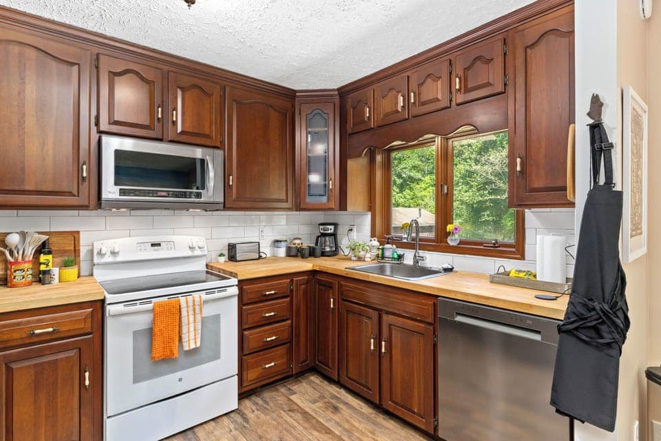 Coffee maker, toaster, wireless phone charger. Blender and air fryer available