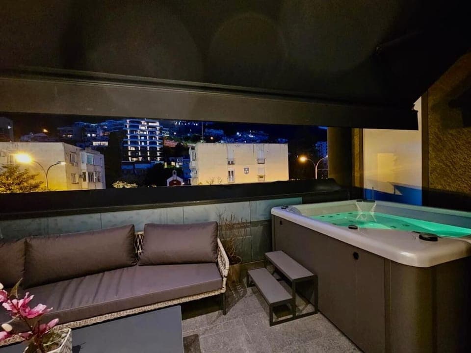 Outdoor spa tub