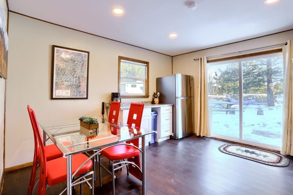 Enjoy meals together–the full kitchen offers seating for the whole group.