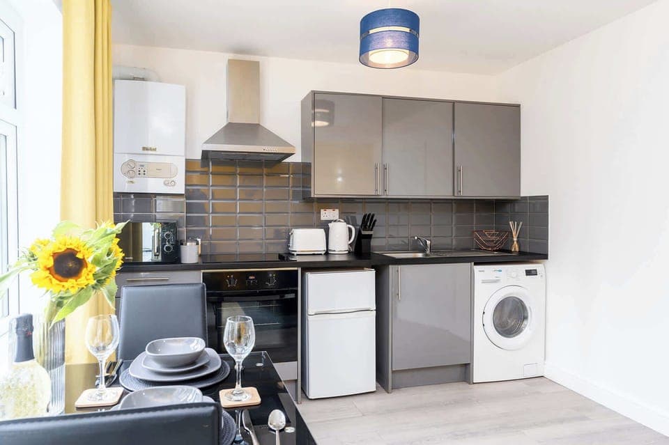 Fully equipped kitchen and dining area for 2 guests