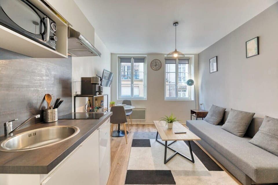 Cuisine ouverte sur séjour aménagée et équipée