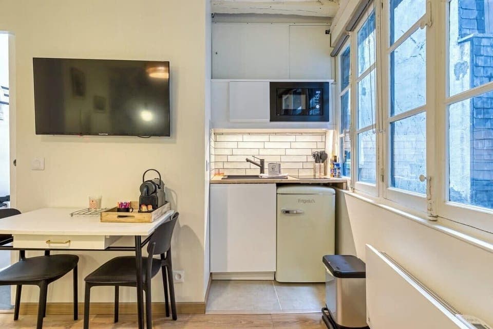 Cuisine ouverte sur séjour aménagée et équipée