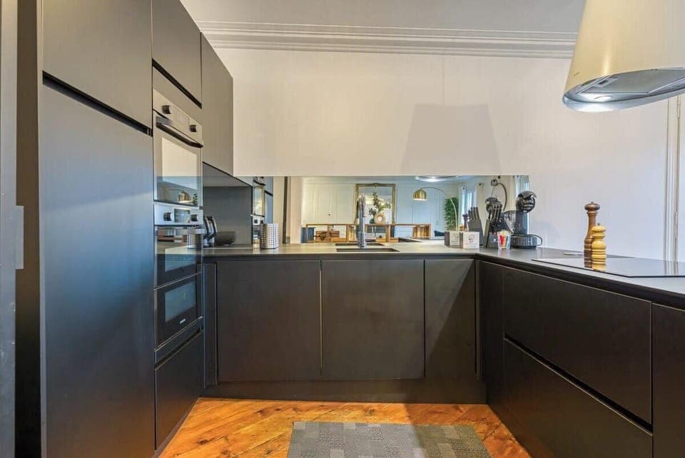 Cuisine ouverte sur séjour aménagée et équipée