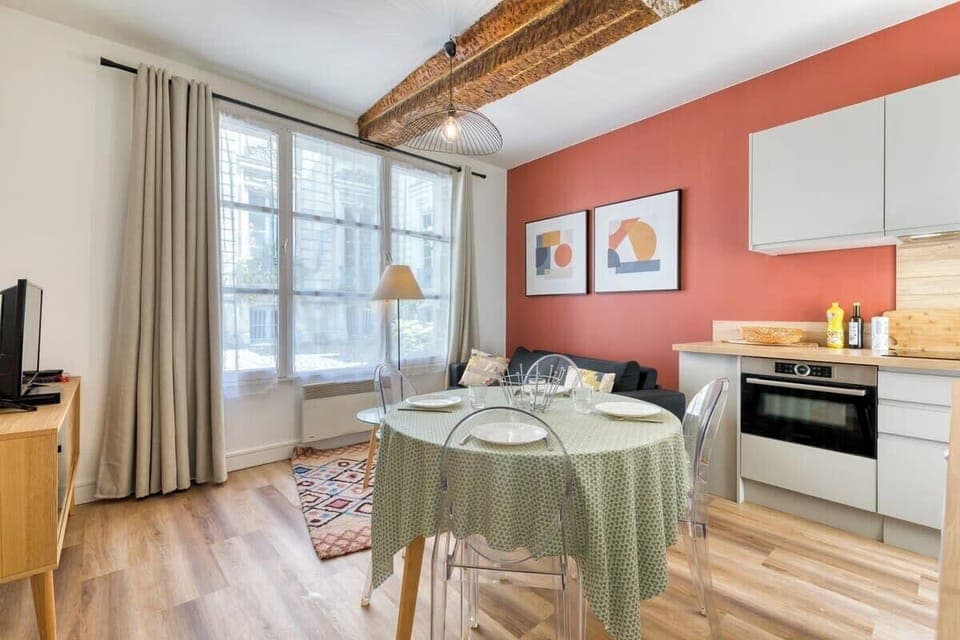 Cuisine ouverte sur séjour aménagée et équipée