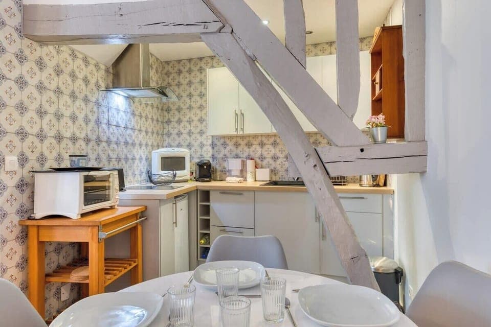 Cuisine ouverte sur séjour aménagée et équipée