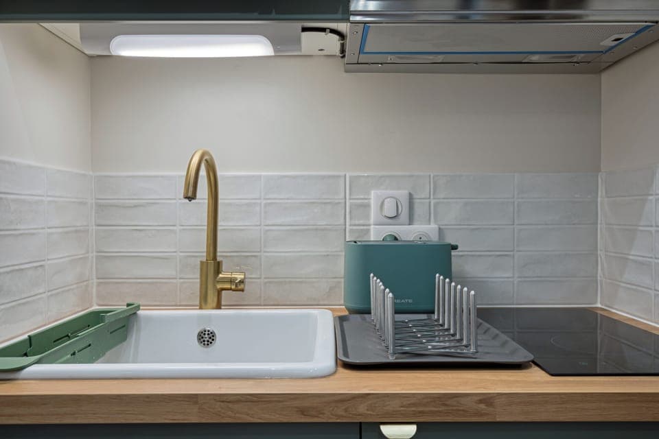 Cuisine ouverte sur séjour aménagée et équipée