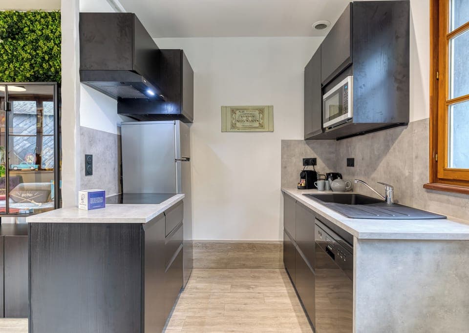 Cuisine ouverte sur séjour aménagée et équipée