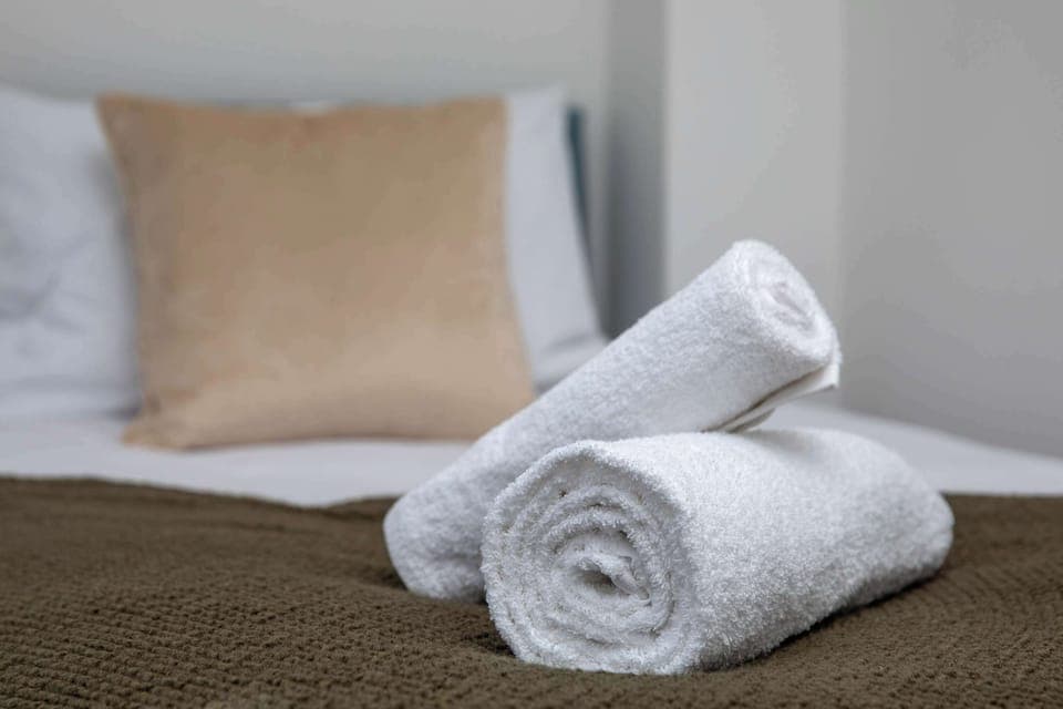 🛏️ Luxury meets comfort! Soft, freshly rolled towels and plush bedding for a restful night’s sleep. Because at Comfy Stays For You, every detail matters. 💙✨