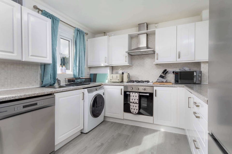 🍳 Cooking made easy in your home away from home! Our fully equipped Sheffield serviced accommodation comes with a fully equipped kitchen for all your culinary needs. Enjoy the convenience of a cosy space. 