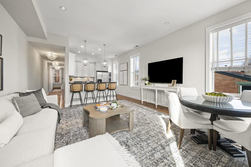 Living Room w/ Smart TV - Views of Washington Park