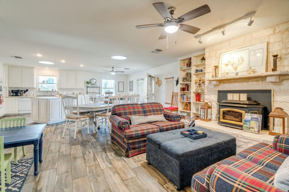 Living Room | Free WiFi | Central Heating & A/C | Smart TV | Upper Floor