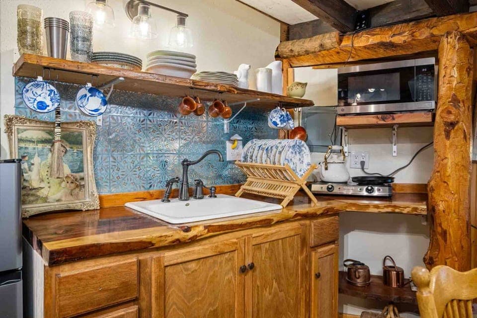 Cook all the meals a hobbit needs in this fully equipped kitchen.