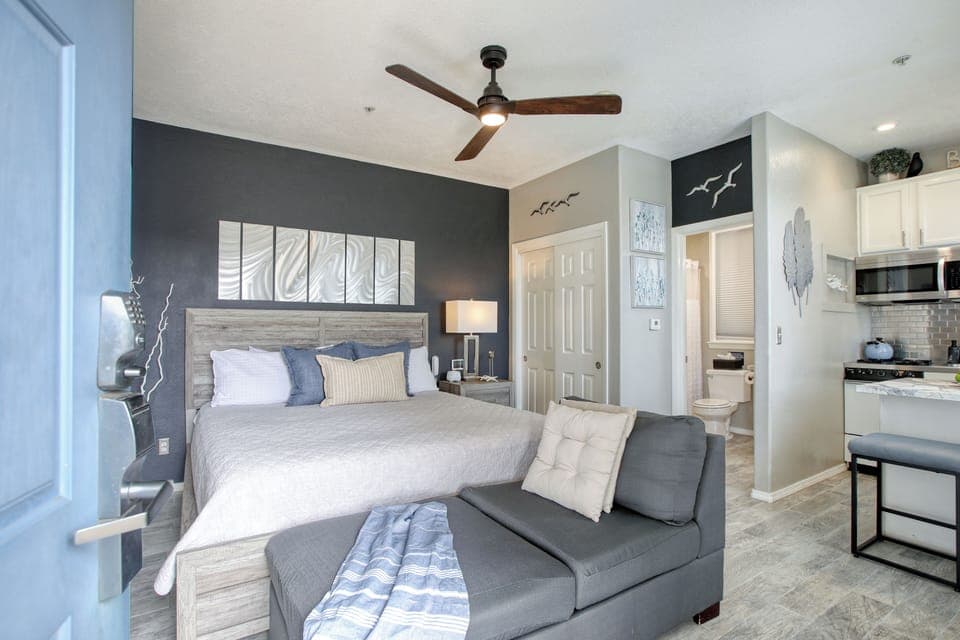 Welcome to Beach Birds Studio, Unit 606! This charming downstairs retreat offers a plush king bed and a convenient compact kitchen—everything you need for a relaxing seaside getaway.