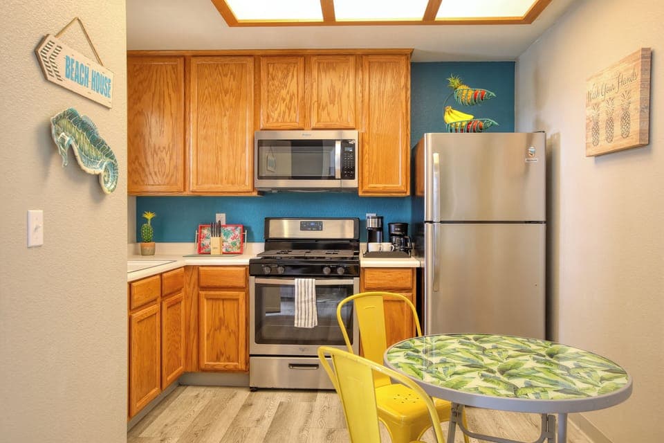 Bright, breezy, and ready for your tropical-inspired meals.