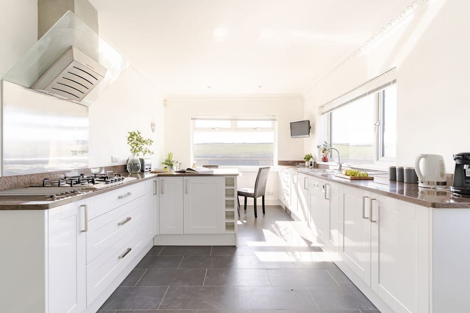 Kitchen at Tide's Edge, Fistral, Cornwall, self catering with Beach Retreats.