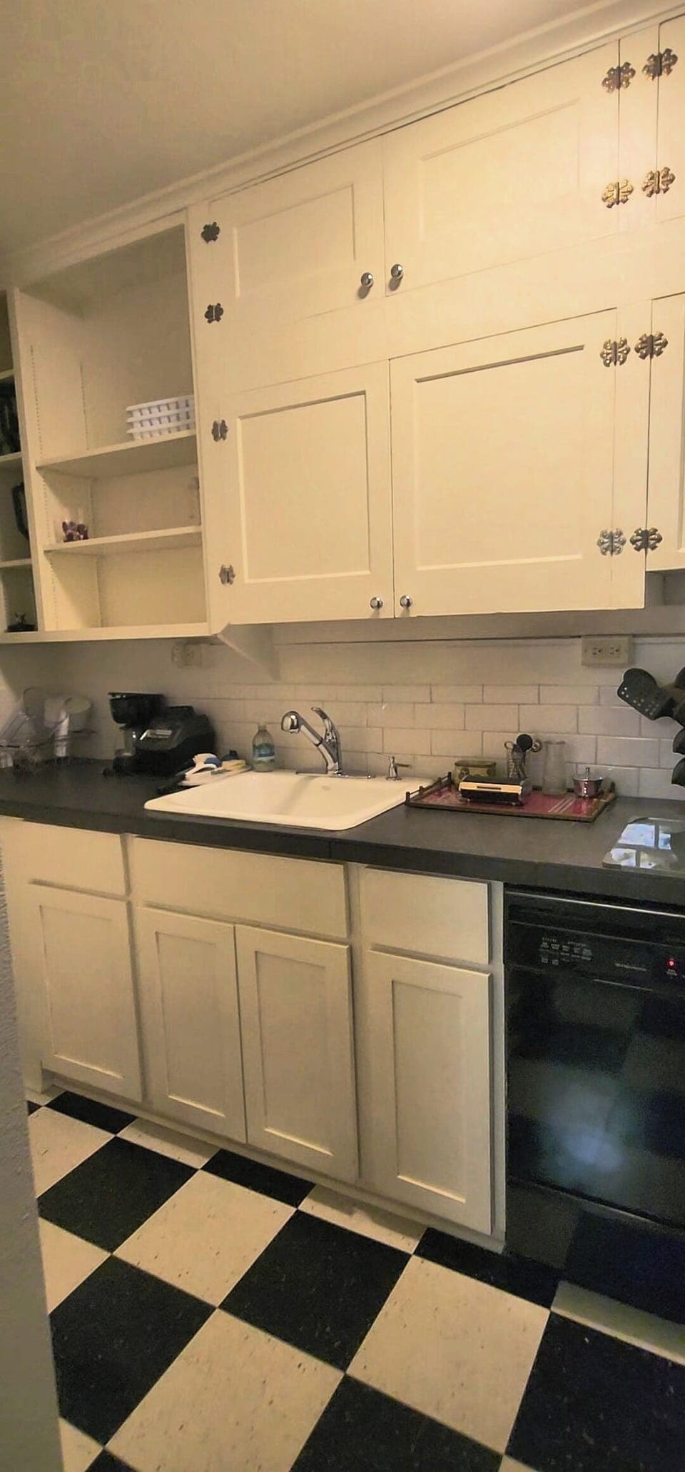 Kitchen with dishwashing machine