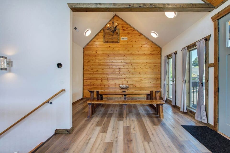Bearfoot Timbers' inviting dining area