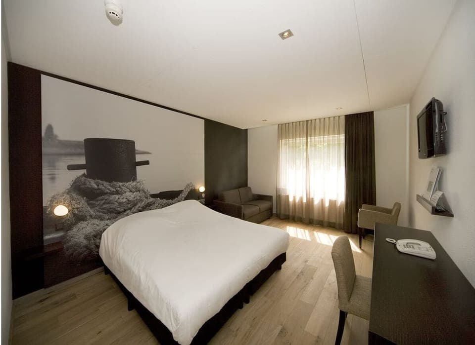 Unit with 1 King bed. Exact unit will be assigned upon arrival. Views, colors, and decor may vary.