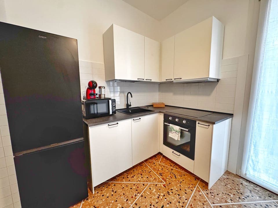 Cucina completa con frigorifero , freezer , forno , macchina per caffe , ecc...