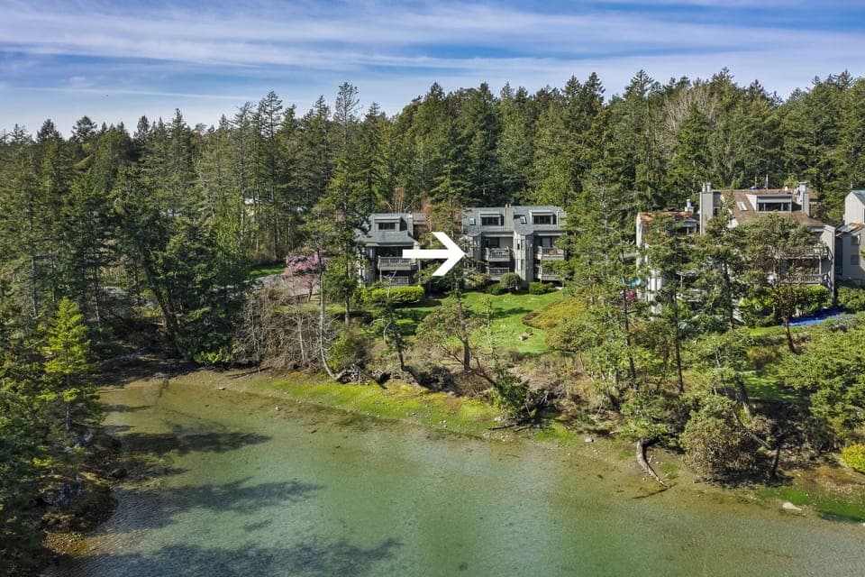 Enjoy this 2-bedroom condo near Roche Harbor Resort.