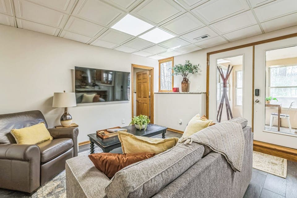 Open living areas with a queen size pull out mattress