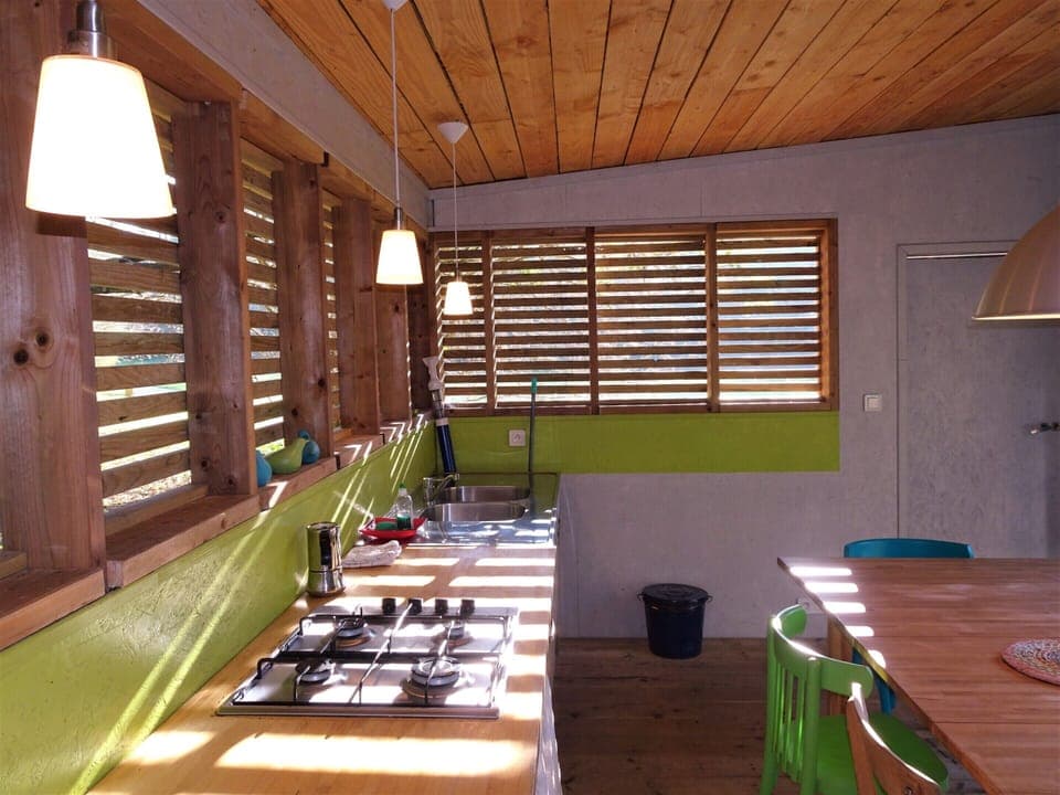 Une cuisine toute équipée en partage sur le domaine pour faciliter votre séjour