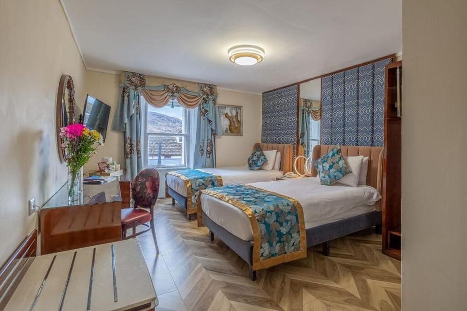 Twin beds with Loch view