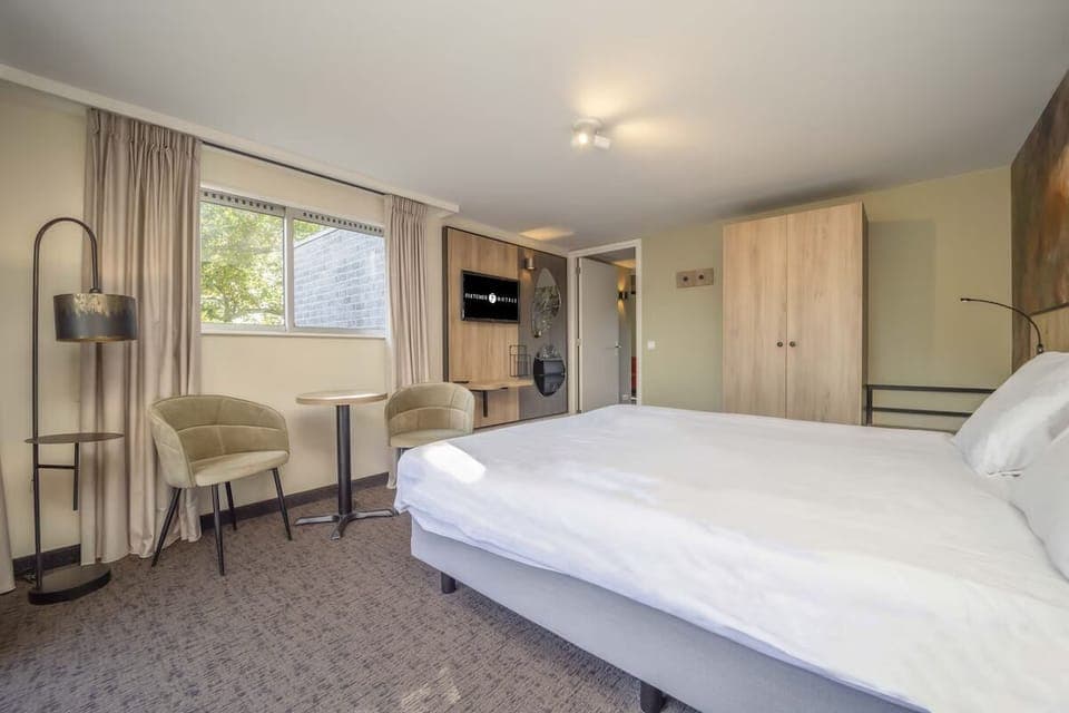 Unit with 2 Single beds. Exact unit will be assigned upon arrival. Views, colors, and decor may vary.