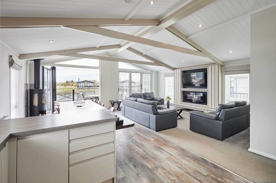 River Tees Lodge, Great Ayton - Host & Stay