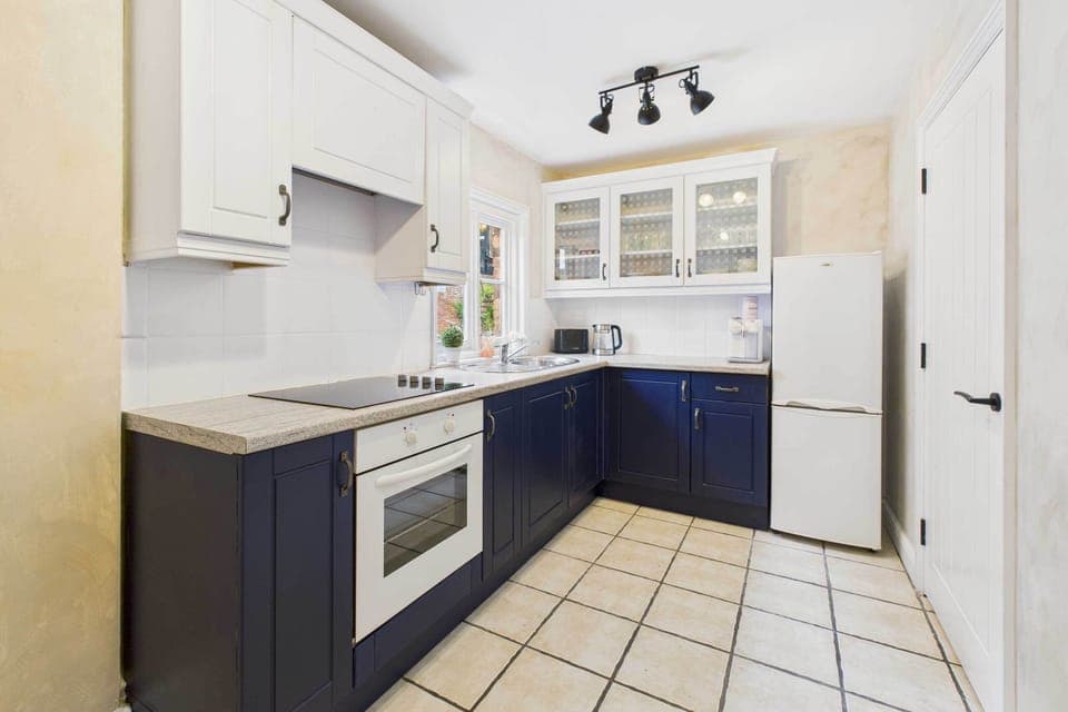 Dame Alice Street, Bedford - Host & Stay