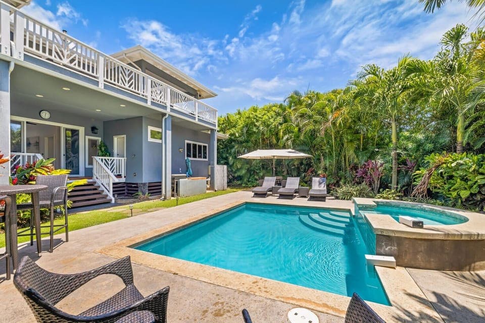 Pool area and jacuzzi