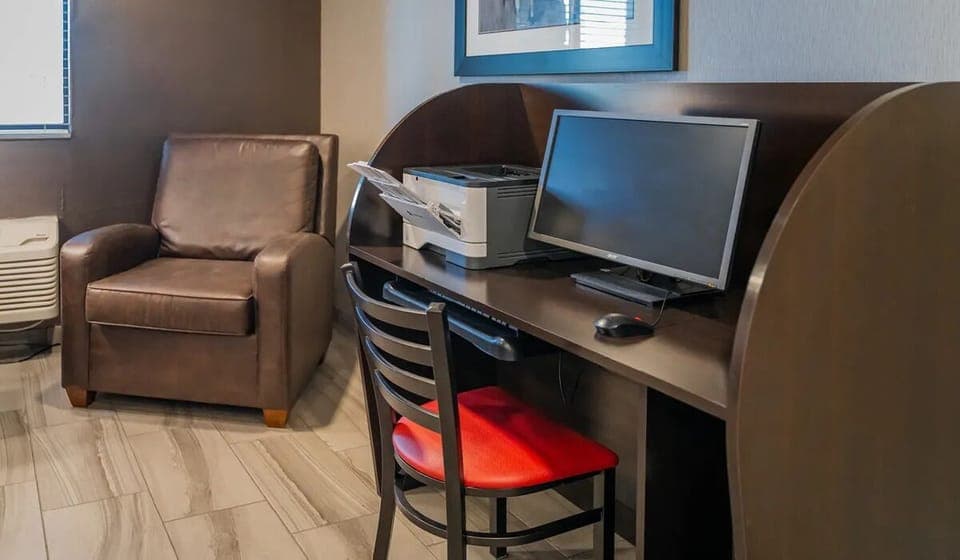 Catch up on emails comfortably at the dedicated workstation.