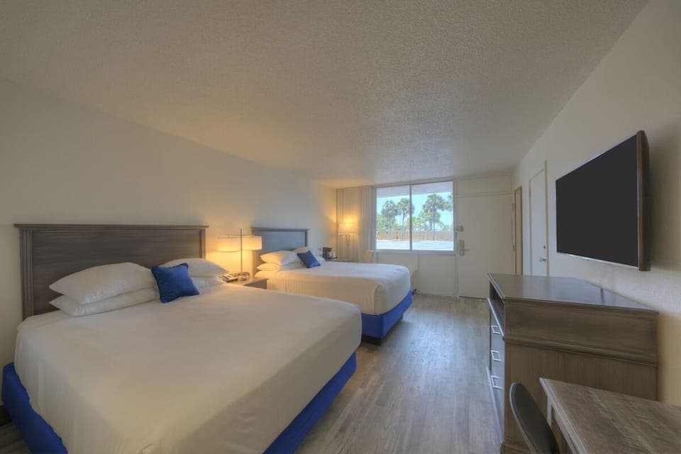 Wake up to sunshine in a bright, airy double-room.