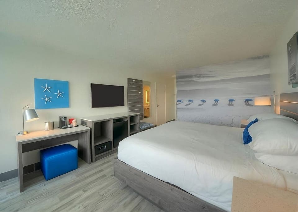Unit with king bed. Exact unit will be assigned upon arrival. Views, colors, and decor may vary.