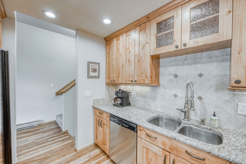 Updated, fully stocked kitchen with all the essentials for cooking up a storm. 
