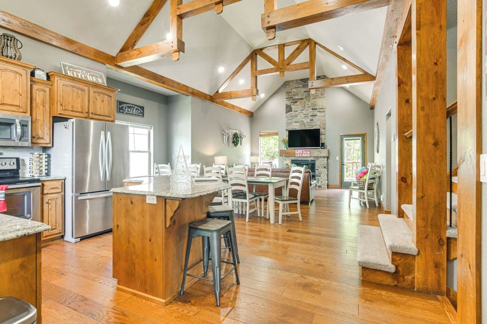 Hollister Vacation Rental | 7BR | 6.5BA | Stairs Required | 3,338 Sq Ft