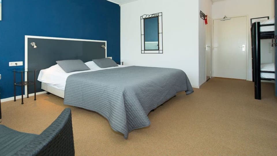 2 Twin beds 2 Twin Bunk beds