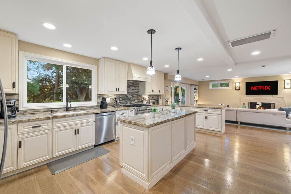 Bright, spacious, and effortlessly connected—this modern kitchen and living space is made for cooking, entertaining, and cozy nights with Netflix by the fire. 🍷🔥📺