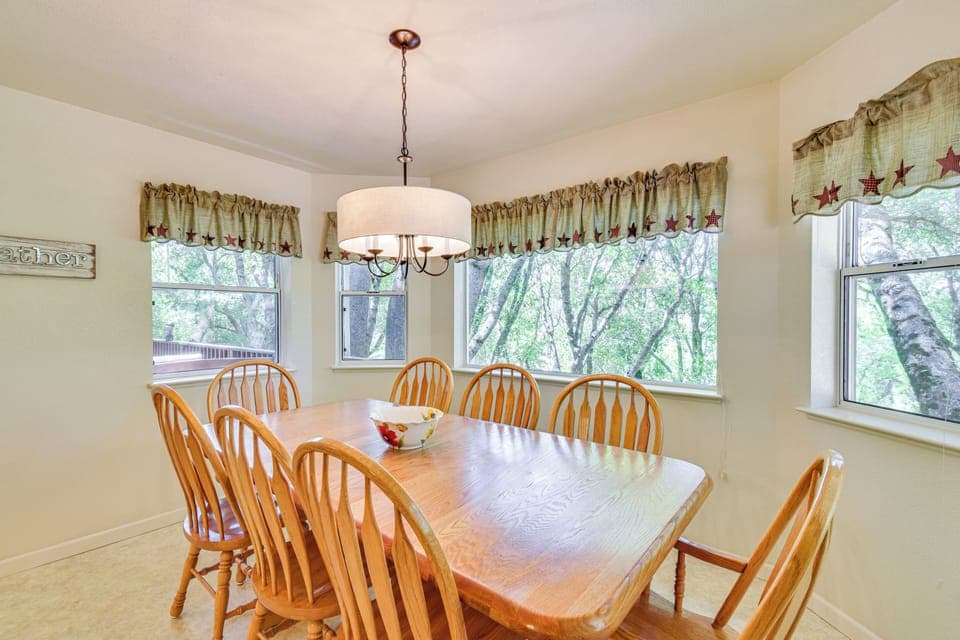 Dining Area | Dishware/Flatware Provided | Lower Floor