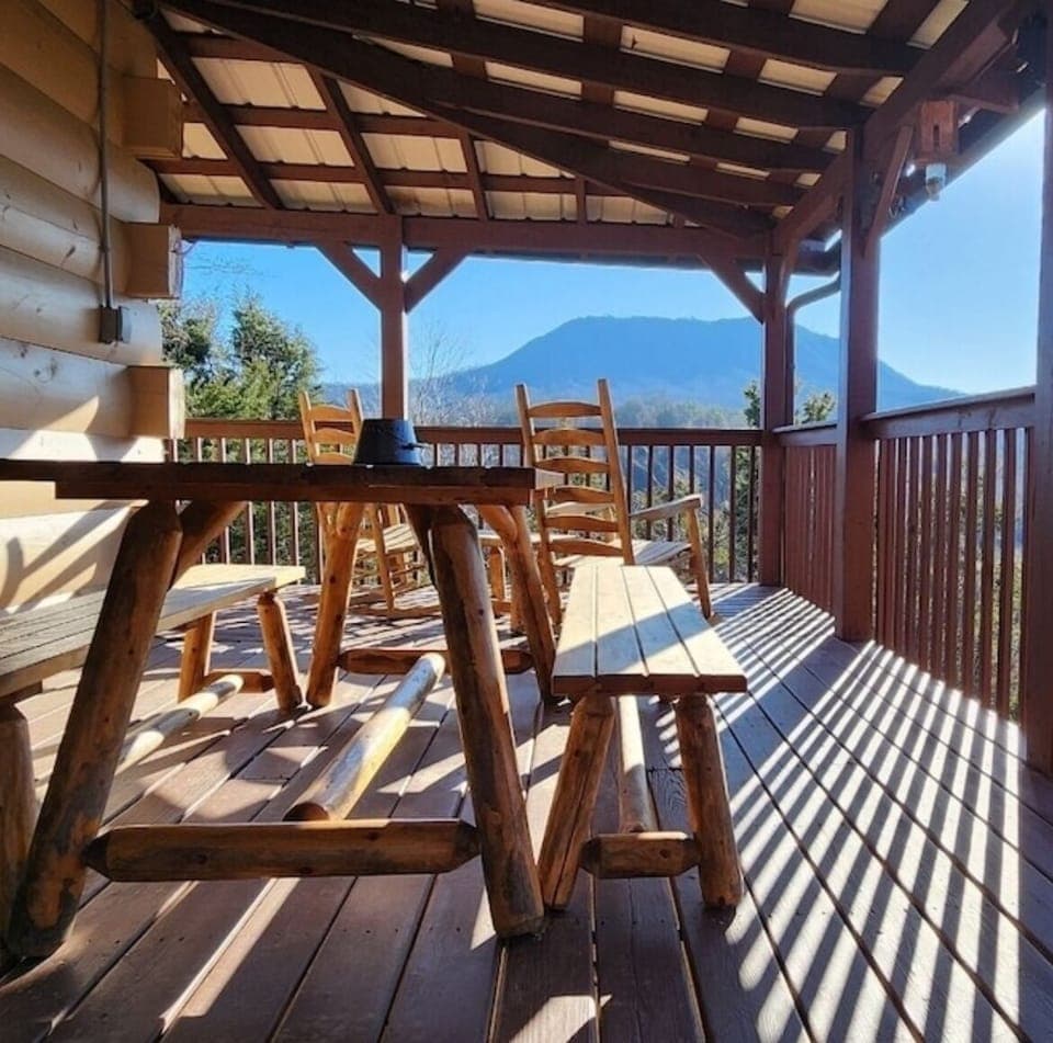 ✔️ Rustic log rocking chairs and side table for comfort and charm
