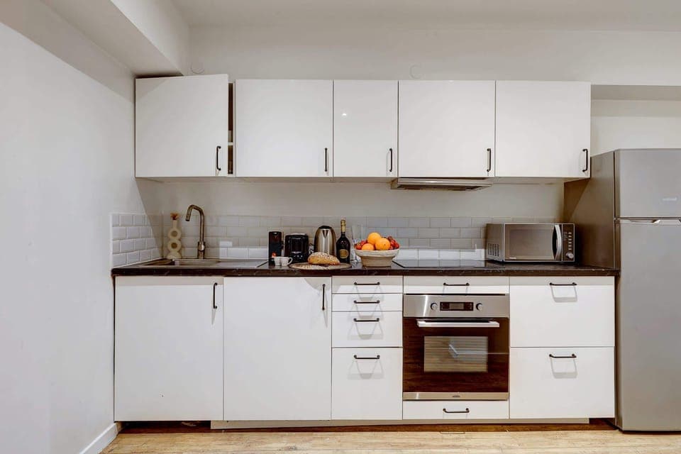 Cette cuisine lumineuse est adaptée à vos besoins pour votre séjour. Grille-pain, micro-onde, plaque de cuisson et bouilloire sont à votre disposition !