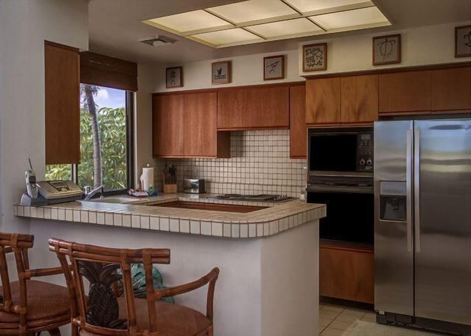 Enjoy casual bites or cocktails at this retro chic breakfast bar with garden views and tropical charm.