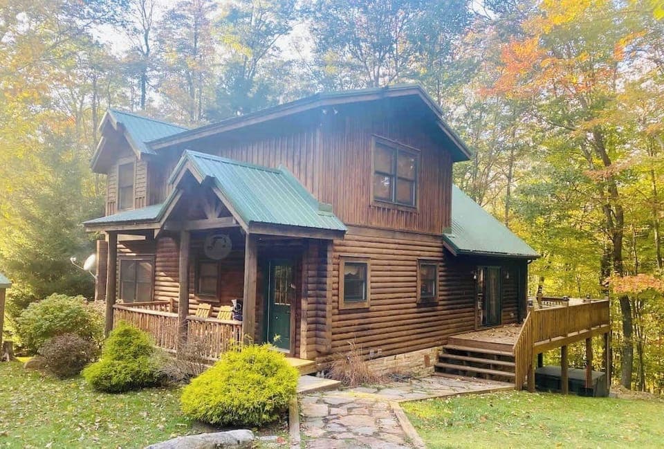 Peaceful end of street log Knotty Dog Lodge with cul-de-sac home. Woods behind.

Summer 2020