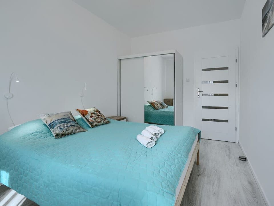 Bedroom with Queen Bed | Book Now with RENTUJEMY.COM