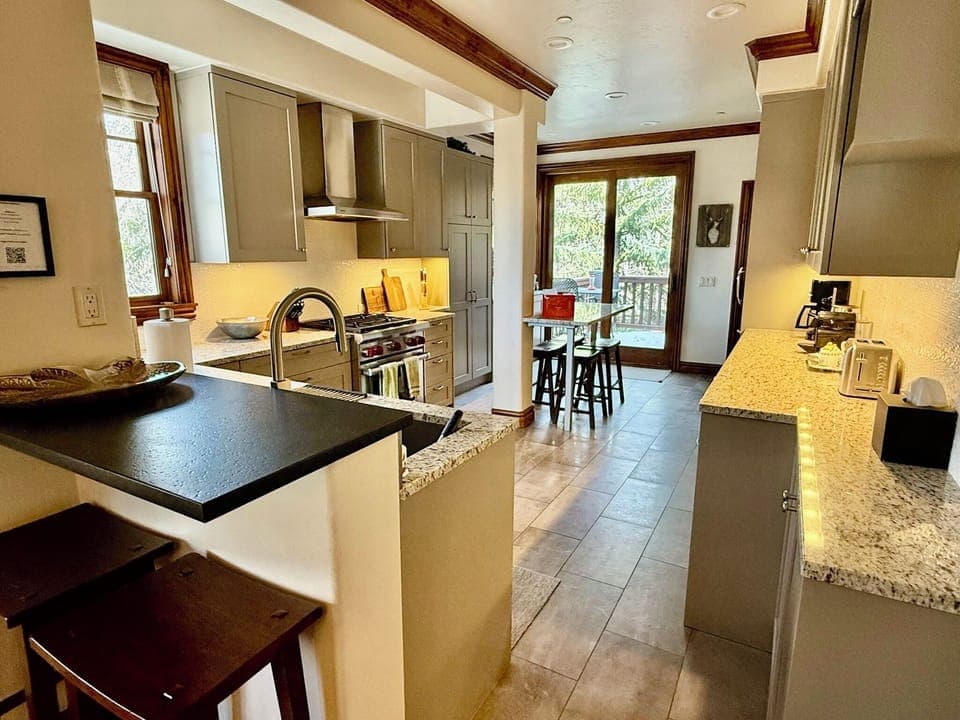 Kitchen- Seating for 2 at bar and 4 at center island