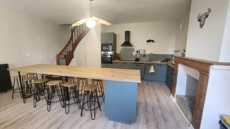 Vu d'ensemble de la cuisine tout équipée